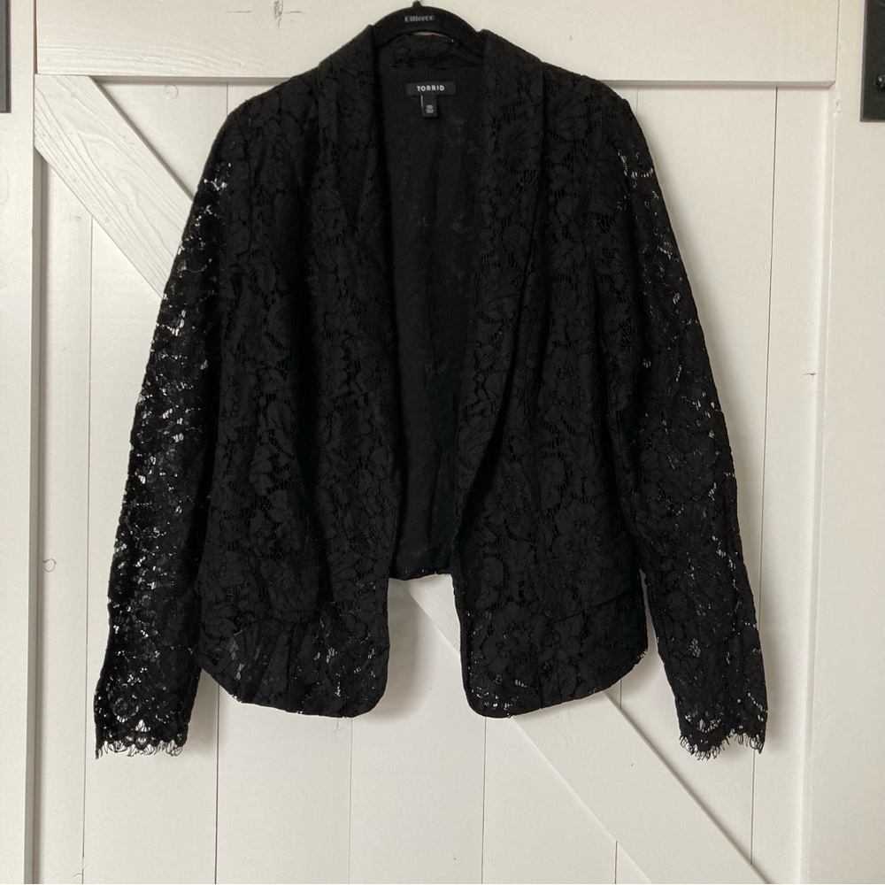 Torrid black lace open front jacket size 00, Large